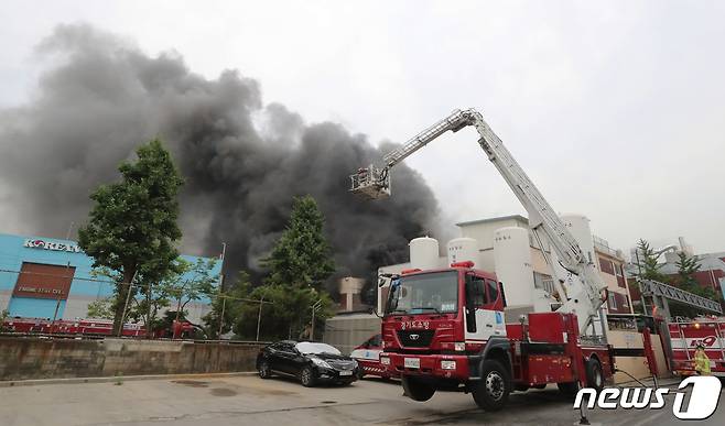 26일 오전 8시 59분쯤 경기도 부천시 삼정동의 한 자동차 공업사 2층에서 LPG가스가 폭발했다.소방대원들이 화재를 진압하고 있다. 2019.6.26/뉴스1 © News1 정진욱 기자