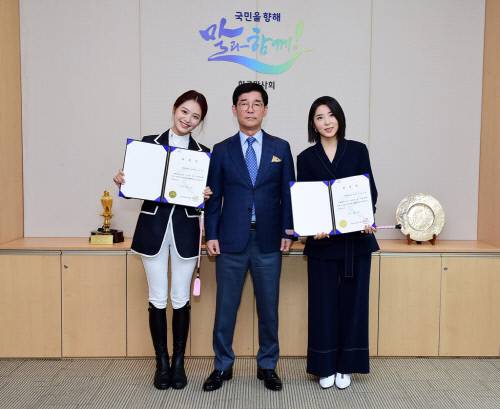 (왼쪽부터) 김재경, 김낙순 한국마사회장, 권소현.
