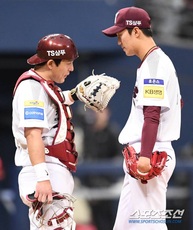 28일 서울 고척스카이돔에서 KBO리그 키움 히어로즈와 KIA 타이거즈의 경기가 열렸다. 3회 2사 1, 3루 실점 위기에서 키움 박동원 포수가 마운드에 올라 안우진과 대화를 나누고 있다. 고척=송정헌 기자 songs@sportschosun.com/2019.04.28/