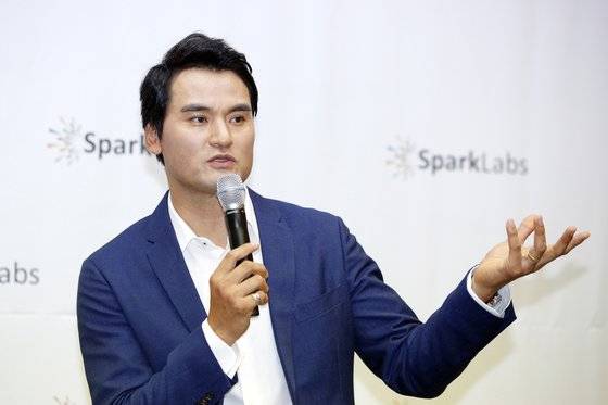 글로벌 액셀러레이터 스파크랩 벤처 파트너로 합류한 박찬호가 26일 서울 강남구 코엑스에서 열린 제13기 데모데이 기자간담회에서 질의에 답하고 있다. 데모데이란 액셀러레이터(신생 스타트업을 발굴해 초기 자금과 멘토링 등을 제공하는 단체) 초기 기업 육성 프로그램을 거친 기업들이 투자자 및 업계 관계자 앞에서 성과를 공개하는 자리다. [뉴스1]