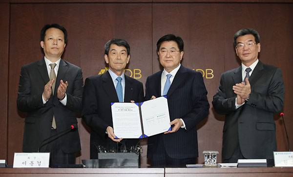 ⓒ연합뉴스 이동걸 산업은행 회장(왼쪽 두 번째)과 권오갑 현대중공업지주 부회장(왼쪽 세 번째)이 3월8일 대우조선해양 민영화 본계약을 체결했다.