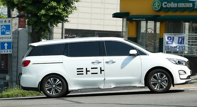 렌터카 기반 실시간 차량호출 서비스 '타다' 차량이 16일 오후 서울 마포구 동교동에서 운행하고 있다. 김정효 기자 hyopd@hani.co.kr