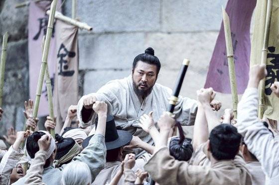 '녹두꽃'에는 녹두장군 전봉준(최무성)을 비롯한 다양한 인간군상의 욕망과 심리가 잘 그려져 있다. [SBS]