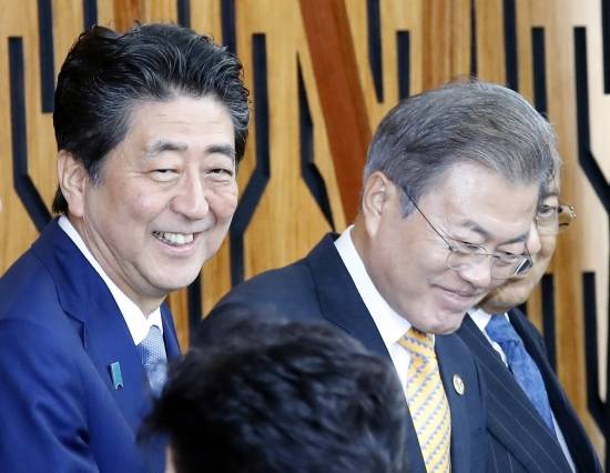 문재인 대통령이 지난해 11월 17일 파푸아뉴기니 포트모레스비 APEC하우스에서 열린 'APEC 기업인 자문위원회(ABAC) 간담회'에 참석해 아베 신조(왼쪽) 일본 총리 등 각국 정상들과 기념촬영을 하고 있다. 뉴시스