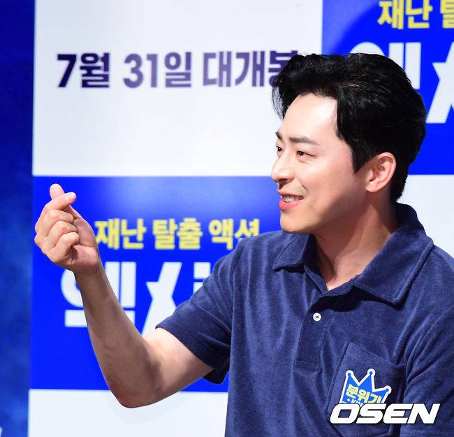 [OSEN=지형준 기자] 영화 '엑시트' 제작보고회가 27일 오전 서울 압구정 CGV에서 열렸다.'엑시트'는 청년 백수 용남(조정석)과 대학동아리 후배 의주(임윤아)가 원인 모를 유독가스로 뒤덮인 도심을 탈출해야 하는 비상 상황을 그린 재난탈출액션 작품.&nbsp;배우 조정석이 포토타임을 하고 있다. /jpnews@osen.co.kr