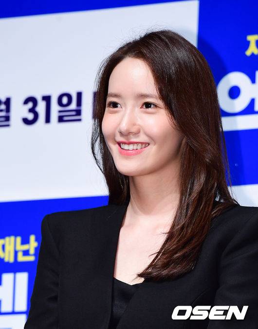 [OSEN=지형준 기자] 영화 '엑시트' 제작보고회가 27일 오전 서울 압구정 CGV에서 열렸다.'엑시트'는 청년 백수 용남(조정석)과 대학동아리 후배 의주(임윤아)가 원인 모를 유독가스로 뒤덮인 도심을 탈출해야 하는 비상 상황을 그린 재난탈출액션 작품.&nbsp;배우 임윤아가 포토타임을 하고 있다. /jpnews@osen.co.kr