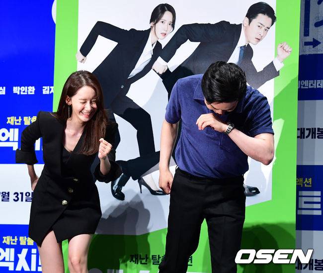 [OSEN=지형준 기자] 영화 '엑시트' 제작보고회가 27일 오전 서울 압구정 CGV에서 열렸다.'엑시트'는 청년 백수 용남(조정석)과 대학동아리 후배 의주(임윤아)가 원인 모를 유독가스로 뒤덮인 도심을 탈출해야 하는 비상 상황을 그린 재난탈출액션 작품.&nbsp;배우 임윤아, 조정석이 포토타임을 하고 있다. /jpnews@osen.co.kr