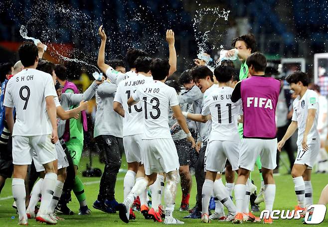 지난 11일 오후(현지시간) 폴란드 아레나 루블린에서 열린 '2019 국제축구연맹(FIFA) U-20 월드컵' 4강전 대한민국과 에콰도르의 경기에서 1:0으로 에콰도르를 꺾고 사상 첫 결승에 진출한 U-20 대표팀이 환호하고 있다. 2019.6.12/뉴스1 © News1 박정호 기자