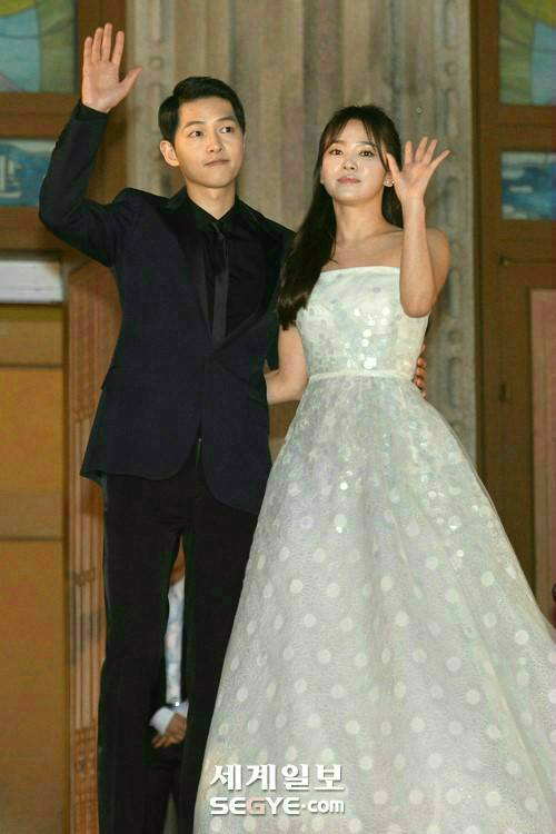 배우 송중기(왼쪽)와 송혜교. 한윤종 기자