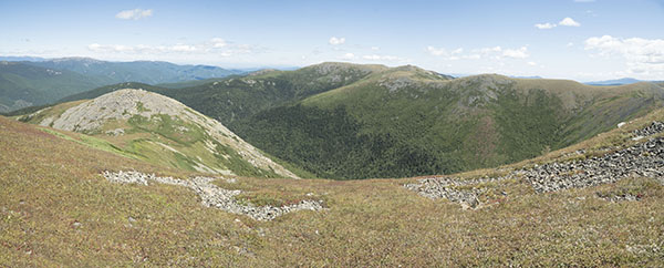 ⓒRoger Shepherd 한반도에서 네 번째로 높은 차일봉(2506m)에서 내려다본 개마고원의 여름 풍경.