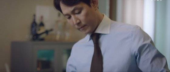 옷깃과 소매 커프스만 흰색으로 포인트를 준 클레릭 셔츠를 입은 드라마 속 이정재. [사진 JTBC]