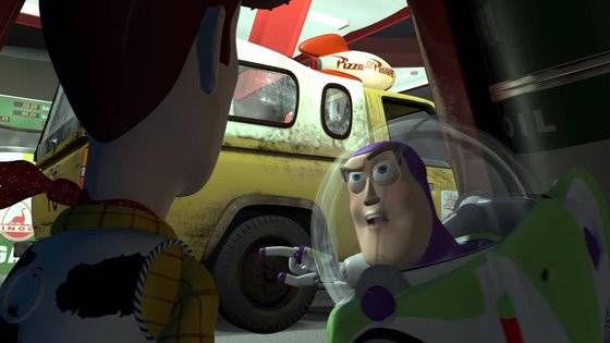 우디는 마침 기름을 넣으려 멈춰선 피자 플래닛 배달차를 발견합니다. 우디 혼자 돌아가면 친구들에게 버즈를 죽인 배신자로 처단을 당할 테니, 버즈와 함께 움직여야만 했죠. [토이 스토리 캡쳐]