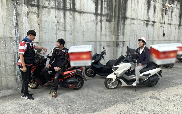 서울 서대문구 한 배달대행업체에서 만난 배달 라이더들. 왼쪽부터 문 씨와 석 씨. 맨 오른쪽에 앉아있는 라이더는 최근 다리를 다쳤다. / 강신우 기자