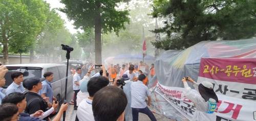 행정대집행 (서울=연합뉴스) 종로구는 29일 오전 9시 25분께 청와대 사랑채 앞 초소 인근 농성장에 설치된 천막 9동을 철거하는 행정대집행을 시작했다. 2019.6.29