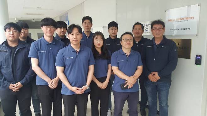 김선각 네오세미텍 대표(사진 오른쪽)가 홍상훈 전무를 포함한 임직원들과 사무실 앞에서 혁신적인 제품 개발과 고객 확대를 다짐하고 있다.