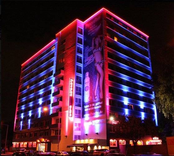 독일 쾰른에 위치한 기업형 성매매 업소 '파샤'의 모습. 유럽 최대 규모의 성매매 업소로, 12층 규모의 건물에서 약 100명의 성매매 여성이 하루 평균 1000명의 손님을 맞는 것으로 알려져있다. 독일에서는 개인간 성 거래는 물론, 이와 같은 기업형 성매매도 합법이다. [사진 파샤 페이스북 페이지]