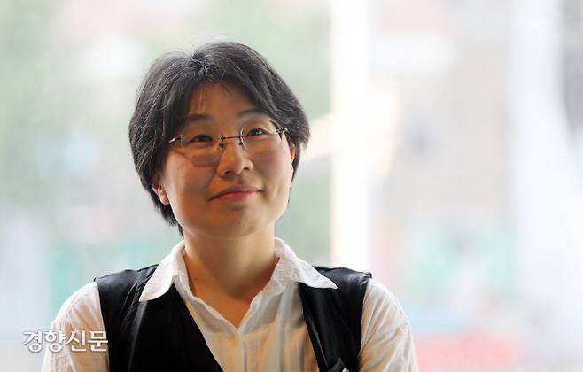 지난 25일 서울 서대문구 이화여대 근처에서 만난 김보영 작가는 “제 소설이 미국 메이저 출판사에 처음 진출했다고 하는데 한국 메이저 출판사에 진출하는 SF 작가도 정말 적다”며 “국내 SF 작가가 조명을 못 받는 건 출판·문학계의 편견 때문”이라고 말했다. 김영민 기자    