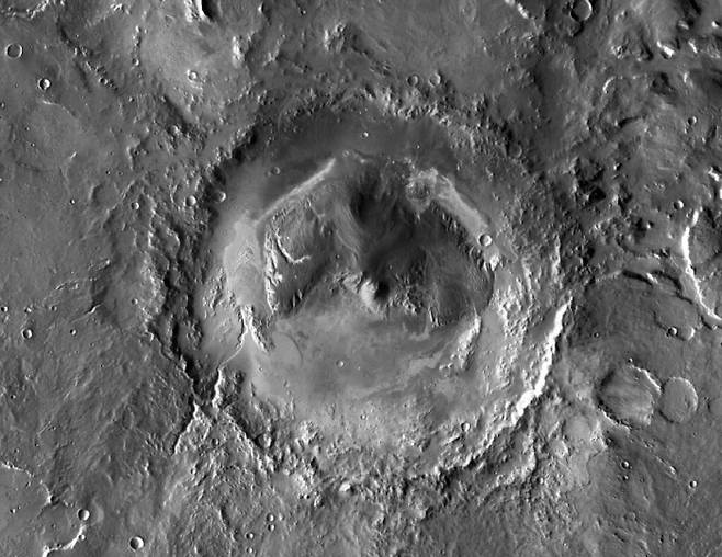 큐리오시티가 활동하는 화성의 ‘게일 충돌구’(Gale Crater)를 공중 촬영한 모습. 유럽과 러시아가 운영하는 화성 궤도선도 큐리오시티처럼 메탄을 감지했느냐에 관심이 쏠리고 있다. NASA 제공