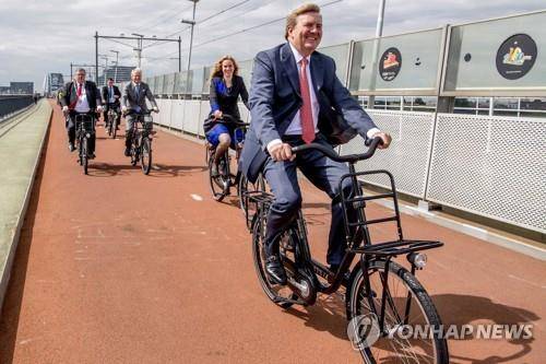 자전거 타는 네덜란드 국왕 [EPA=연합뉴스 자료사진]