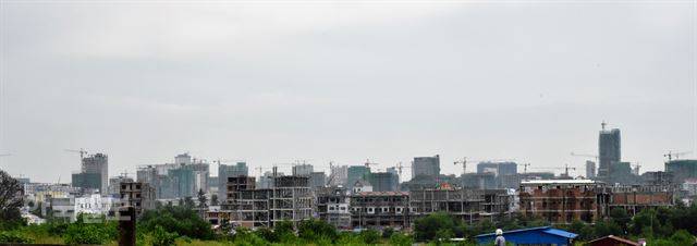 시아누크빌 인근 한 언덕에서 바라본 시내 풍경. 40개 가량의 타워크레인들이 시내 스카이라인을 채우고 있다. 인구 15만의 도시에서 작동 중인 전체 타워크레인 수는 300~500개 이상으로 추정됐다.