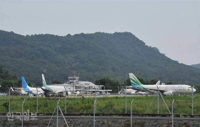 항공기들로 붐비는 캄보디아 시아누크빌 공항. 시골 도시의 작은 공항이지만, 하루 30편 이상의 항공기들이 운항한다. 갑작스럽게 늘어난 중국인 투자, 관광객들 영향이 크다.