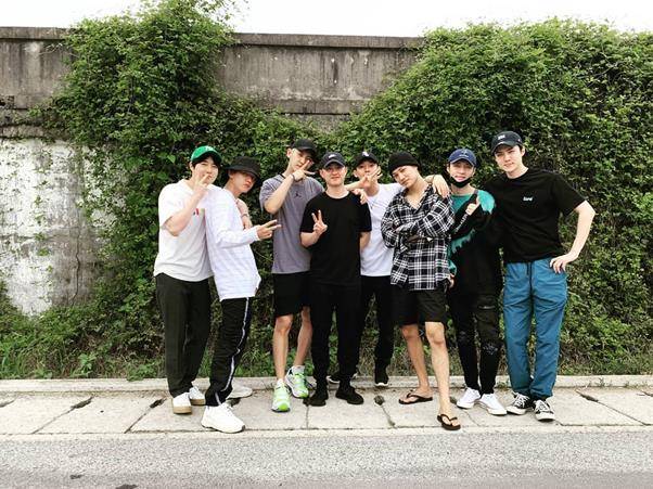 엑소 디오(왼쪽에서 네번째)가 입대 전 솔로곡을 발표했다. 찬열 SNS 제공