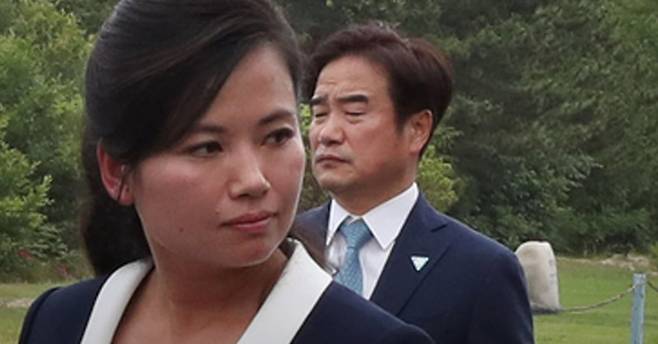현송월 북한 삼지연관현악단 단장 겸 노동당 부부장이 김정은 국무위원장의 의전 역할을 맡아 눈길을 끌었다. 2019.06.30. [청와대사진기자단]
