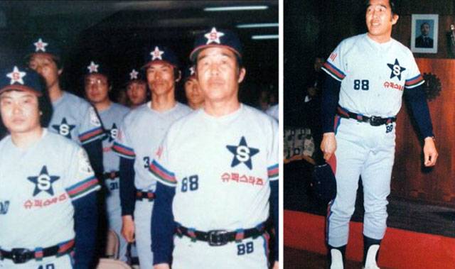 창단식 때의 삼미슈퍼스타즈. 가운데가 '아시아의 베이브루스', '아시아의 철인'으로 불리던 박현식 감독으로 삼미의 초대 감독을 맡았다. 이후 3승 10패를 기록하고 13경기 만에 물러났다.