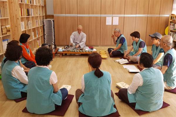 6월 21일 북한산 중흥사에서 열린 `책 읽는 템플스테이` 참가자들이 지도법사인 동명 스님과 차담을 나누고 있다.