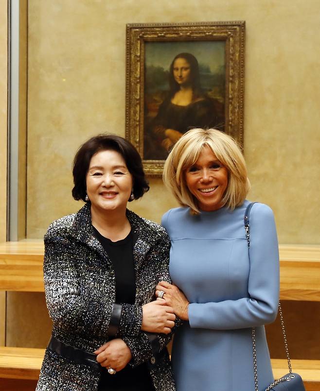 문재인 대통령 부인 김정숙 여사가 15일 오전 (현지시간) 에마뉘엘 마크롱 대통령의 부인인 브리지트 마크롱 여사와 프랑스 파리 루브르 박물관을 방문, 모나리자 앞에서 기념촬영을 하고 있다. 2018.10.15 연합뉴스 문재인 대통령 부인 김정숙 여사가 15일 오전 (현지시간) 에마뉘엘 마크롱 대통령의 부인인 브리지트 마크롱 여사와 프랑스 파리 루브르 박물관을 방문, 모나리자 앞에서 기념촬영을 하고 있다. 2018.10.15 연합뉴스