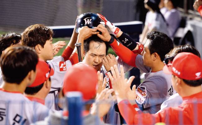 6월 25일 서울 잠실야구장에서 열린 ‘2019 KBO 리그’ SK 와이번스와 LG 트윈스의 경기에서 SK 최정이 9회 초 1사 솔로홈런을 친 후 더그아웃에서 동료들의 축하를 받고 있다. [동아DB]