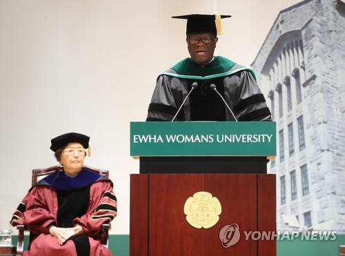 학위수락 연설하는 노벨평화상 수상자 무퀘게 (서울=연합뉴스) 서명곤 기자 = 2018년 노벨평화상 수상자 드니 무퀘게가 1일 오전 서울 강서구 이화여대 의과대학에서 명예 의학박사 학위를 받은 뒤 학위수락 연설을 하고 있다. 2019.7.1 seephoto@yna.co.kr