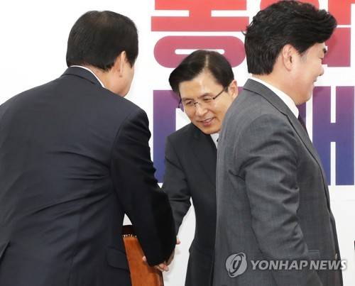 김무성과 인사하는 황교안 [연합뉴스 자료사진]