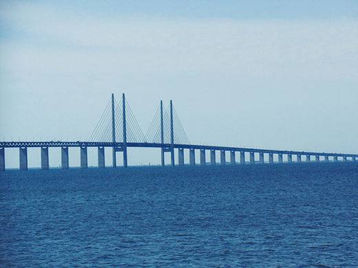 스웨덴 말뫼와 덴마크 코펜하겐을 연결하는 외레순드대교. 단 20분이면 국경을 넘을 수 있다. '말뫼'는 이 다리를 통해 국제적인 도시로서의 이미지를 한층 더 강화하는 데 성공했다.