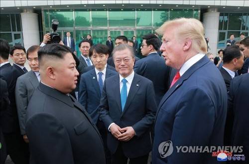 판문점에서 만난 남·북·미 정상 (서울=연합뉴스) 김정은 북한 국무위원장과 도널드 트럼프 미국 대통령은 판문점 회동에서 교착 상태인 북미 대화를 재개하기로 합의했다고 조선중앙통신이 1일 보도했다. 사진은 중앙통신이 홈페이지에 공개한 것으로, 판문점 남측 자유의집 앞에서 대화하고 있는 문재인 대통령과 김정은 국무위원장, 트럼프 대통령의 모습. 2019.7.1       [국내에서만 사용가능. 재배포 금지. For Use Only in the Republic of Korea. No Redistribution] nkphoto@yna.co.kr