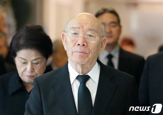 (성남=뉴스1) 전두환 전 대통령이 3일 오후 경기도 성남시 분당 서울대병원 장례식장에 마련된 큰 형 전기환(90)씨의 빈소에 들어가고 있다. 2019.7.3/뉴스1