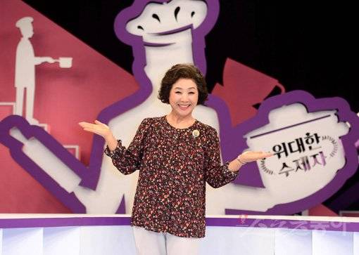 연기자 고두심이 채널A ‘위대한 수제자’를 통해 데뷔 후 첫 예능프로그램 진행에 나섰다. 그는 촬영 소감으로 “떨리지만 재미있게 하고 있다”고 밝혔다. 김진환 기자 kwangshin00@donga.com
