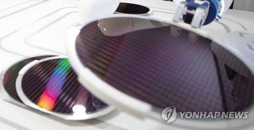 일본이 수출규제 품목으로 올린 반도체 '리지스트' [삼성전자 제공]