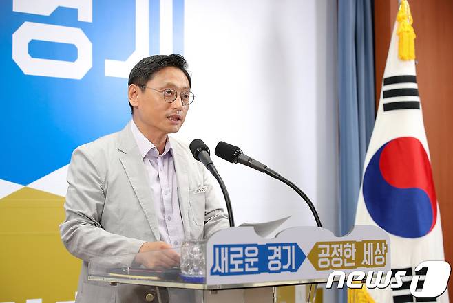 오후석 경기도 경제실장이 4일 오전 도청 브리핑룸에서 일본 반도체 소재 수출 규제와 관련해 경기도 대응방안을 브리핑하고 있다.(경기도 제공)© 뉴스1