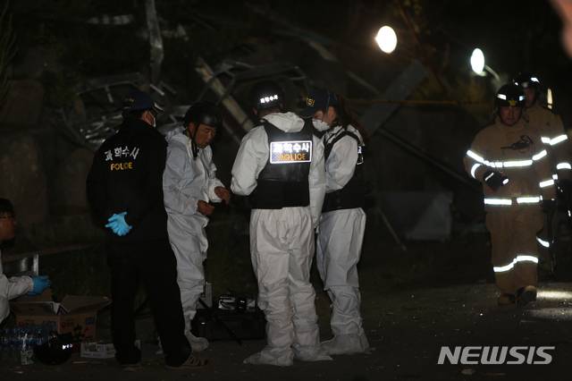 【강릉=뉴시스】김경목 기자 = 강원지방경찰청 과학수사대 수사관들과 강원도 소방본부 소방관들이 지난 23일 오후 강원 강릉시 대전동 과학산업단지 강원테크노파크 강릉벤처1공장 뒤편 수소탱크 3기 폭발사고 현장에서 맡은 바 일을 하고 있다. 2019.05.24.  photo31＠newsis.com