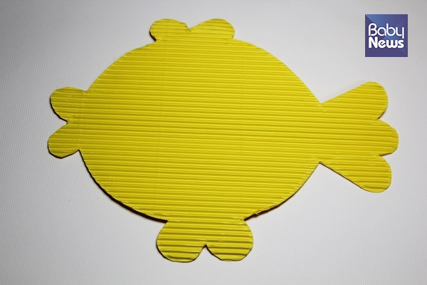 골판지를 다양한 모양으로 잘라주세요. ⓒ허진