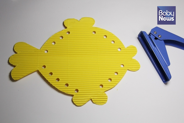 물고기 모양의 골판지에 펀치를 뚫은 모습. ⓒ허진