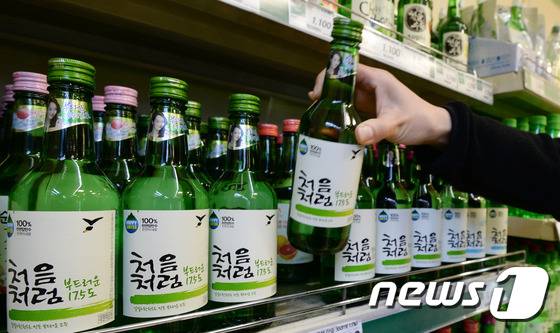 마트에 진열돼 있는 소주들. 2016.1.4/뉴스1 © News1 허경 기자