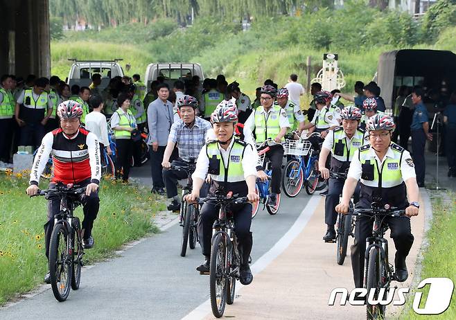 4일 전북 전주시 다가교 하부공터에서 전주시민경찰 자전거순찰대 발대식에서 김승수 전주시장과 자전거 순찰대원들이 전주천 자전거길을 따라 합동 순찰을 진행하고 있다.(전주시 제공) 2019.7.5 /© 뉴스1