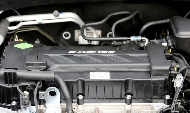 기존 1.6 가솔린 티볼리의 경우 전륜구동에 6단 자동 겸용 수동변속기(맨 위)를 탑재했으나, 이번에 시승한 4륜구동의 신형 티볼리는 6단 지동변속기이다. (위부터)기존 티볼리 센터페시아와 신형 티볼리 센터페시아.