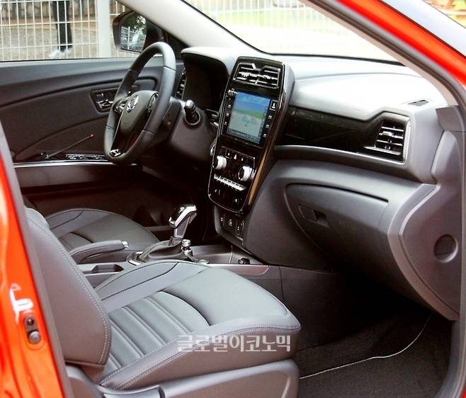 구형 티볼리의 1열(맨 위)과 신형 티볼리 1열. 신형 티볼리는 최근 눈높이가 높아진 고객에 맞추기 위해 한층 세련되고 고급스럽게 변했다.