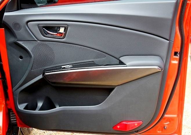 신형 티볼리의 계기판에는 주행거리, 평균속도와 주행시간 등이 표시되고, 그 상단에 각종 차량 조작 상태를 보여준다. 속도를 높이면 계기판이 사라지고 속도 주변에 빨간 표시로 경고등이 켜진다. 사진=정수남 기자