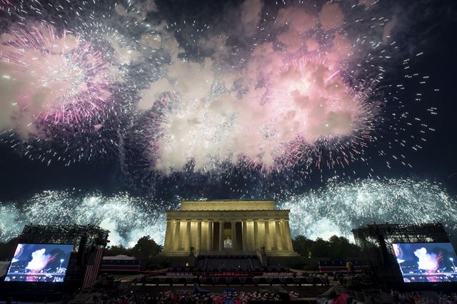 미국의 243주년 독립기념일 행사 '미국에 대한 경례'가 4일 수도 워싱턴의 내셔널몰에서 열리고 있는 가운데, 화려한 불꽃놀이가 행사장인 링컨 기념관 위의 하늘을 수놓고 있다. 워싱턴=AP 연합뉴스