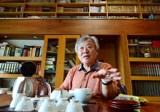 이문열 작가는 새로 출간할 ‘둔주곡 80년대’가 우리 사회의 불협화음 통과 구간인 1980년대를 다룬 작품으로, 3부로 이뤄질 이 작품이 자신의 마지막 소설 작업이 되지 않겠느냐고 말했다.   곽성호 기자 tray92@