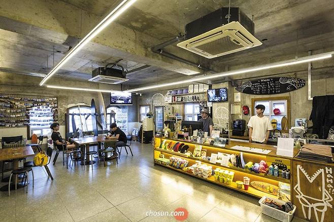 부산 송정해변 서프숍 '서프베이'.